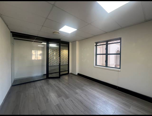 90M² OFFICE TO LET IN HYDE PARK